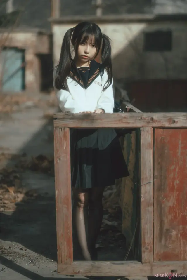 Coser@六味帝皇酱: 废墟JK (52 photos)