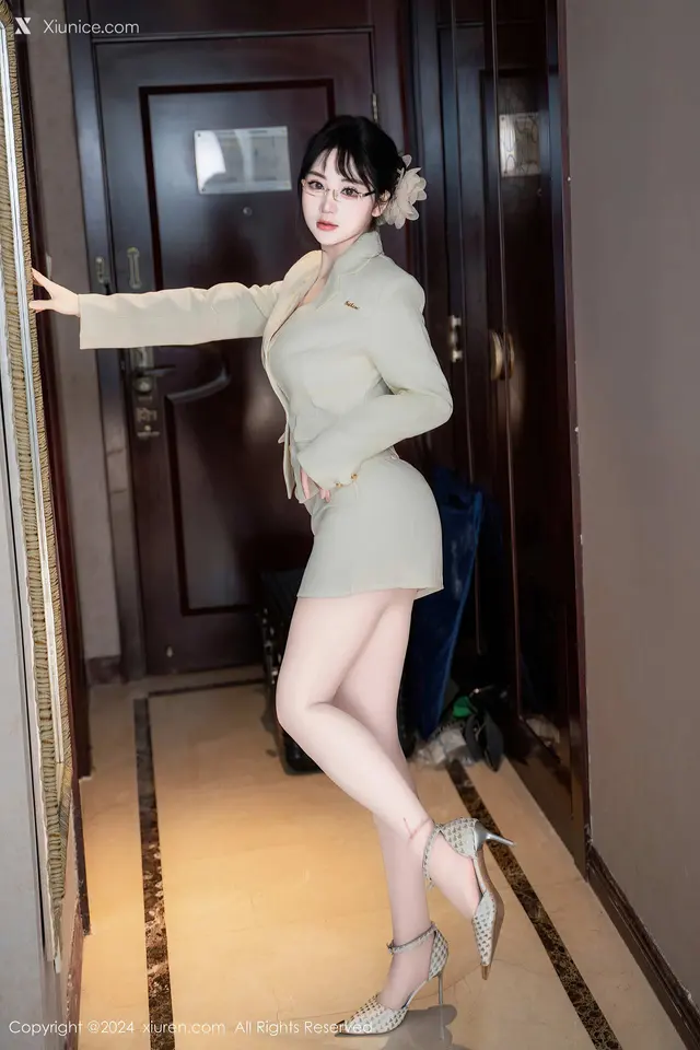 Xiuren秀人网 No.8717 汐汐爱吃草莓 (86 photos)