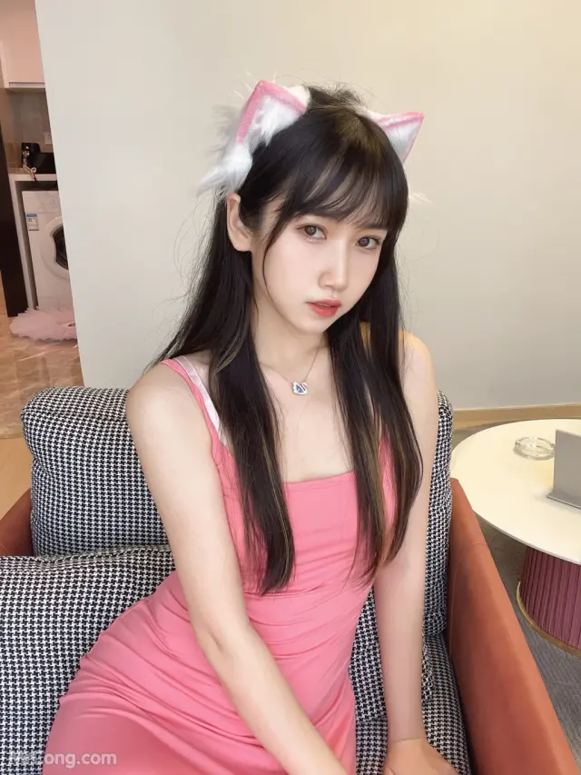 Coser@不呆猫: 浴室粉色激凸人妻 (39 photos + 1 video)