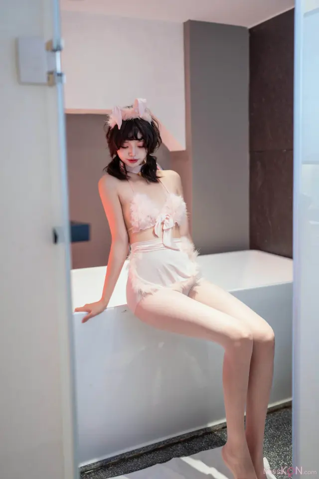 [XR Uncensored] 白虎巧巧: R18 秀人网模特 粉红色的小兔子 (90 photos)