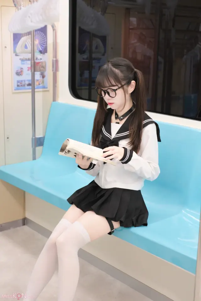 Coser@可可小白兔 - 電車上の女高中生 (36 photos)