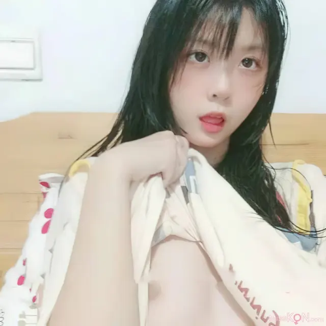 郑思瑶: 甜点小萝莉 原档收藏六安高中高二少女校花 (132 photos + 17 videos)