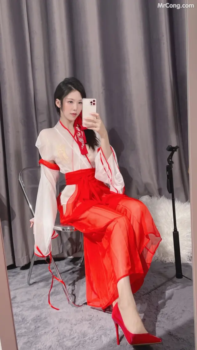 Coser@抖娘-利世 Vol.070: 驱邪师 (23 photos + 1 video)
