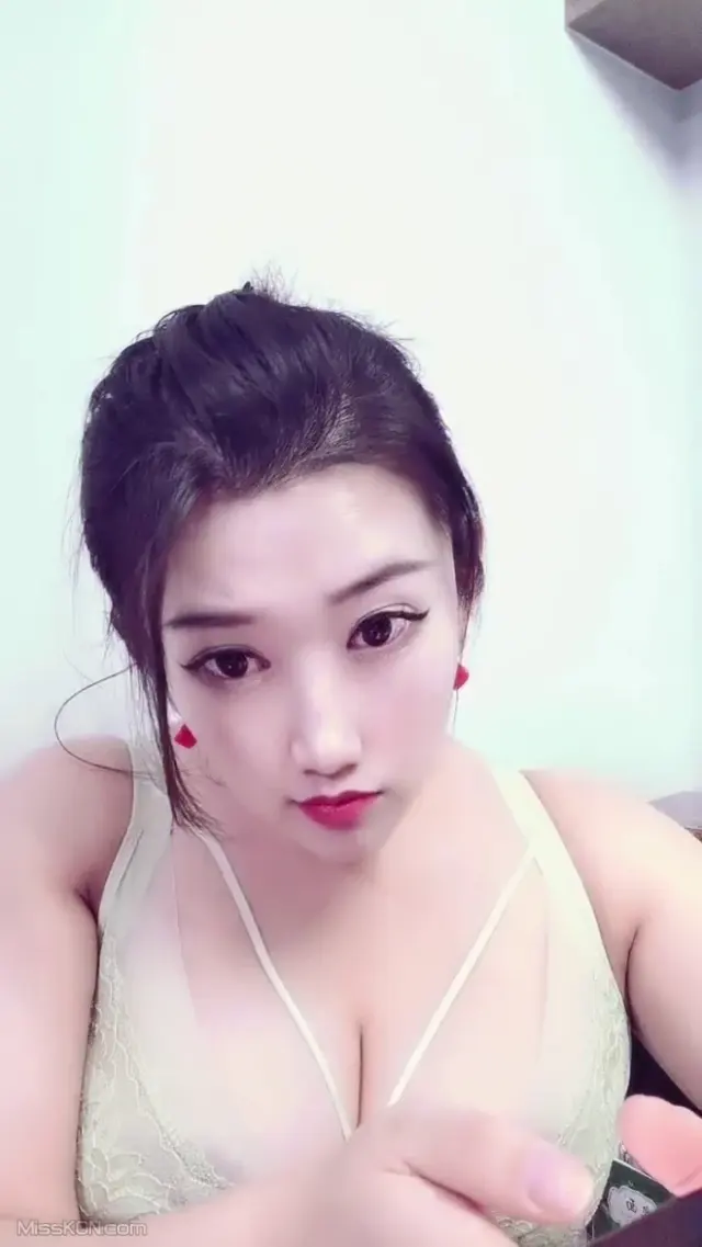 诗诗很大的: 新人巨乳美少女下海 (33 photos + 3 videos)