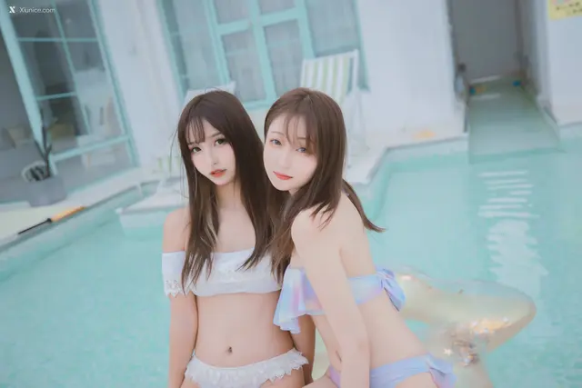 Coser@神楽坂真冬 Vol.058: 绝对企画-夏日双人比基尼《笑颜水时计》 (150 photos)