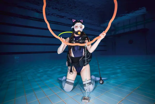 DJAWA Photo: Son Ye-Eun (손예은) – Swimming Lessons Underwater