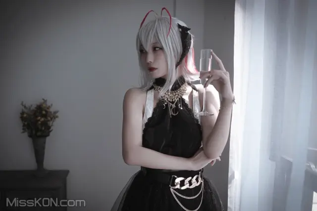 Coser@切切Celia: 明日方舟 W 礼服 (20 photos)